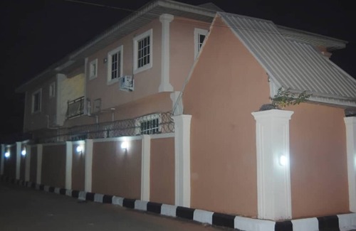 Benin City House | 6 Bedroom Serviced Apartments In House in Benin