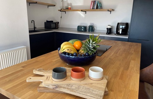 Cemaes Bay Cottage | 6 GWELFOR ESTATE, pet friendly, country holiday cottage in Cemaes Bay