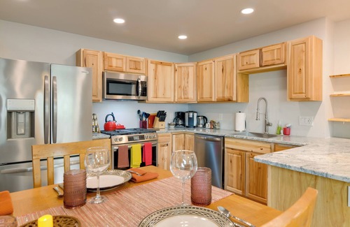 University Area Apartment | 6 Mi to Dtwn: Bright & Airy Anchorage Getaway!