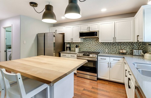 College Park House | 6 Mi to Northshore Park: Family Home w/Pool!