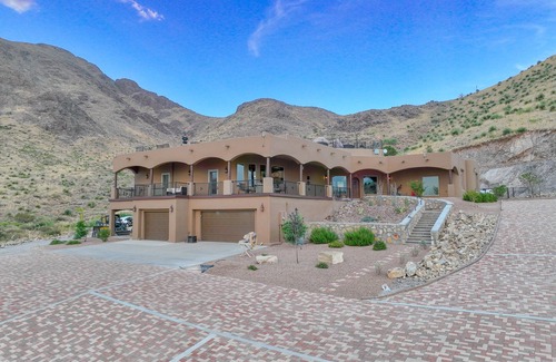 Mesilla Park House | 60-acre custom home with breathtaking views of city of Las Cruces & Organs!