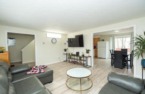 Randolph Apartment | 65 - 5BR Randolph - Elegant Haven near Dog Park