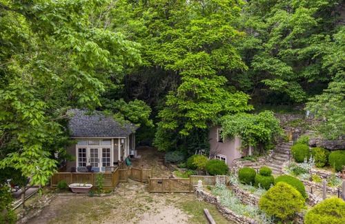Eureka Springs Historic District House | 66 Center - The Studio