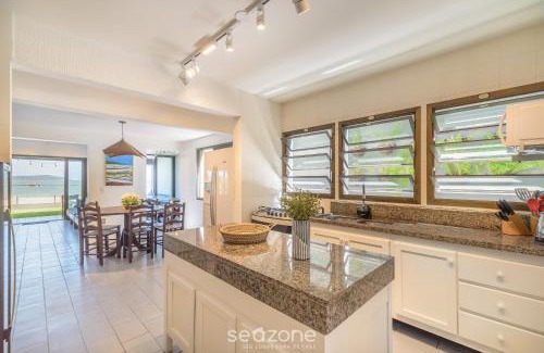 Zimbros House | 6BR Beachfront Home in Bombinhas ABM0101