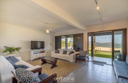 Zimbros House | 6BR Beachfront Home in Bombinhas ABM0101