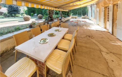 Charlieu House | 7 Bedroom Awesome Home In Charlieu