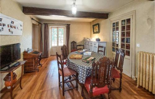 Charlieu House | 7 Bedroom Awesome Home In Charlieu