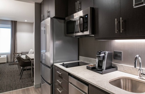 Quincy Apartment | 7 Miles from Downtown | 24H Business Center