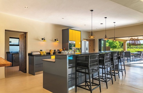 Belfast Villa | 7 mins to Kruger National Park. Secure, luxury family villa overlooking the Park