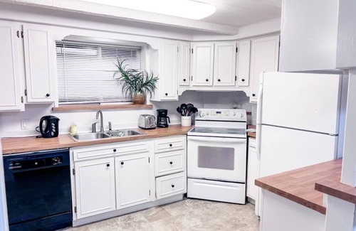 Kirkland House | 7406 2-bed · Convenient & Cozy Kirkland 2-bed Fenced Yard+Deck