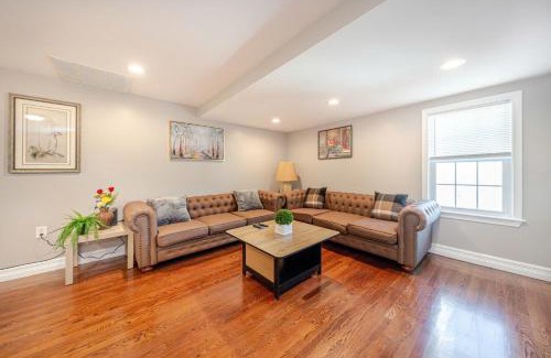 Quincy Apartment | 74R - 2BR Quincy - Romantic Stay near Wollaston Beach