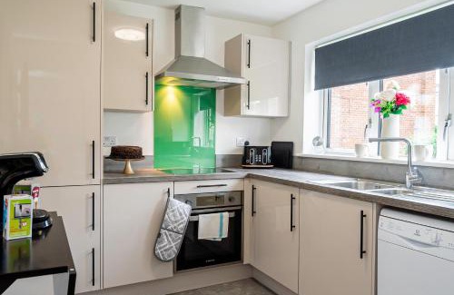 Basingstoke House | 8 Beds, 3baths Perfect For Contractors & Teams