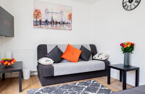 Basingstoke House | 8 Beds, 3baths Perfect For Contractors & Teams