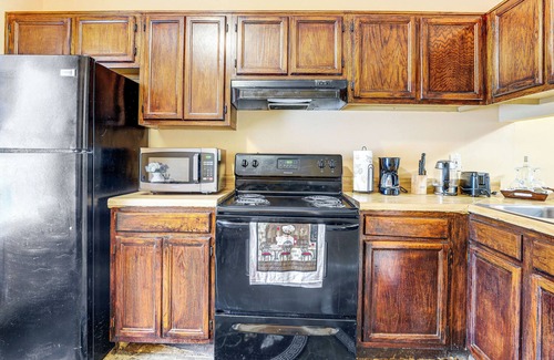 Lithonia House | 8 Mi to Stone Mountain: Quiet Getaway w/Deck