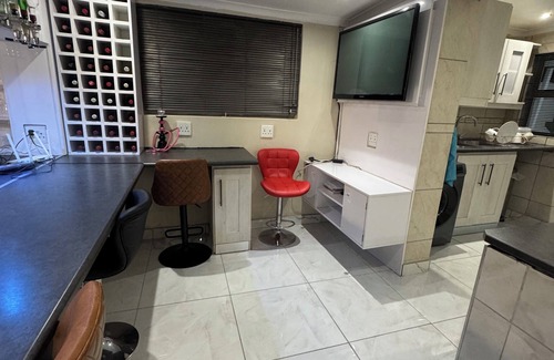 Kraaifontein House | 8 Sleeper, family friendly house with a charming swimming pool in Cape Town.