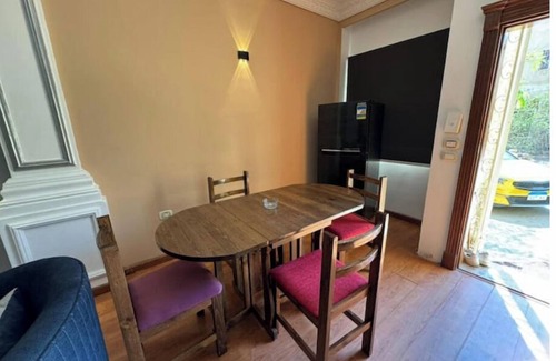 Bulaq ad Dakrur Apartment | 821 · 2BR Townhouse, Bath, TV, Backyard