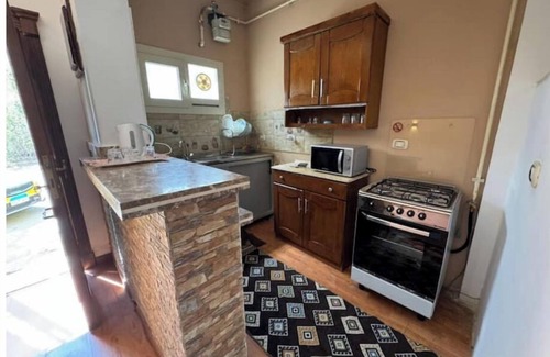 Bulaq ad Dakrur Apartment | 821 · 2BR Townhouse, Bath, TV, Backyard