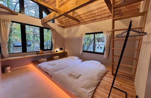 Yamanakako Apartment | 8Lantern サウナ付き民泊で日本10位 最大10名 大きな窓とウッドデッキの一体感 2025年完成 BBQ 貸し切り宿