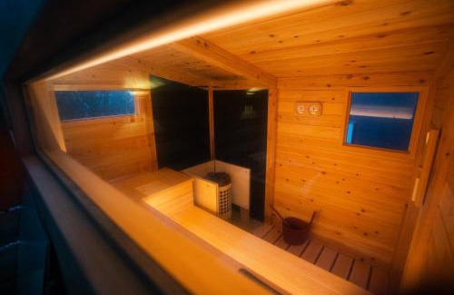 Yamanakako Apartment | 8Lantern サウナ付き民泊で日本10位 最大10名 大きな窓とウッドデッキの一体感 2025年完成 BBQ 貸し切り宿