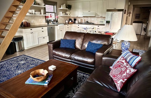 Viewpoint House | 9 AM check in/9 PM check out, Custom Built, no shared walls free standing home