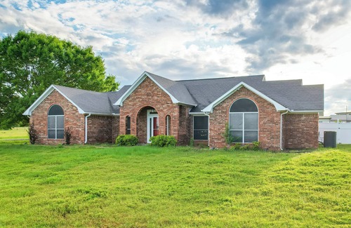 Calera House | 9 Mi to Lake Texoma: Calera Escape w/Gazebo!