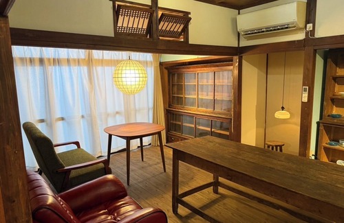 Beppu House | 9 min. walk from Beppu Station/Rental of an old reclaimed house/Max. 6 people/Inn where you can spend a special time with one-of-a-kind vessels and furniture/Free Wi-Fi