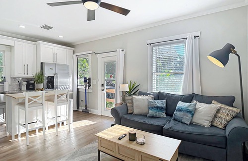 Seminole Heights Apartment | 9 Mins to Downtown Tampa, Full Kitchen, King Bed, Balcony, Smart TV's