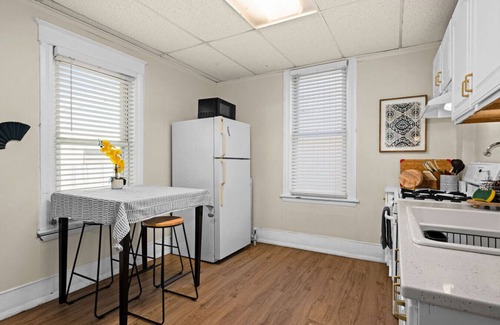 Superior Apartment | 917 · Cumming Avenue Rentals #917