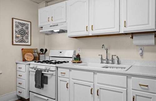 Superior Apartment | 917 · Cumming Avenue Rentals #917