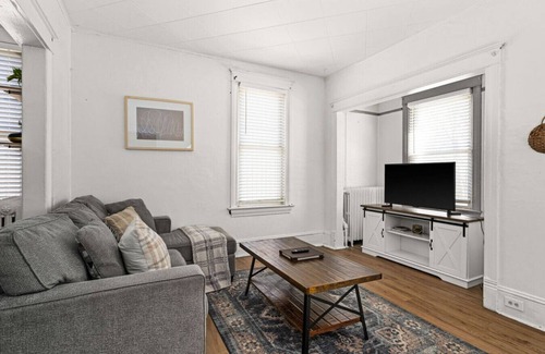 Superior Apartment | 917 · Cumming Avenue Rentals #917