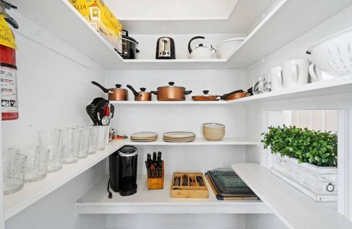 Superior Apartment | 921 · Cumming Avenue Rentals #921