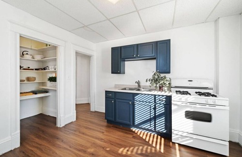 Superior Apartment | 921 · Cumming Avenue Rentals #921