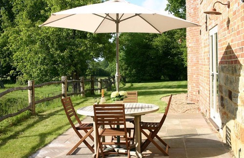 Wadhurst Cottage | A beautiful detached oast house with two bedrooms and two bathrooms situated within easy reach of lo