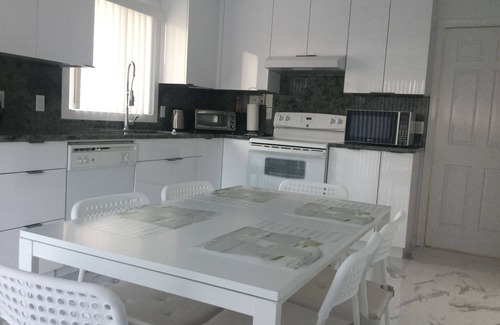 Cote-Saint-Luc House | A beautiful newly renovated bright and clean upper apartment in Côte St-Luc