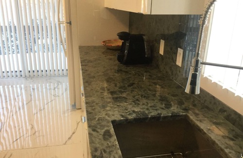 Cote-Saint-Luc House | A beautiful newly renovated bright and clean upper apartment in Côte St-Luc