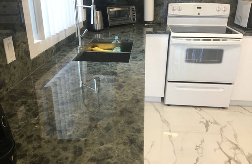 Cote-Saint-Luc House | A beautiful newly renovated bright and clean upper apartment in Côte St-Luc