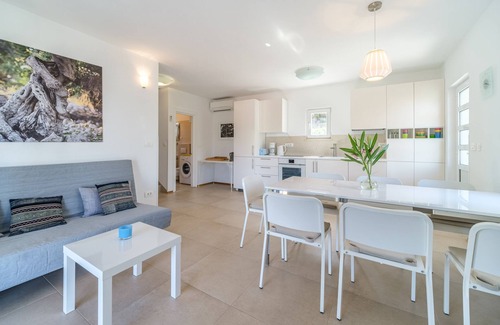 Cove Makarac (Milna) Villa | A beautiful villa located in the town of Milna with stunning views of the bay. Only 600m to the beac