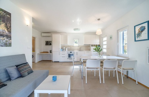 Cove Makarac (Milna) Villa | A beautiful villa located in the town of Milna with stunning views of the bay. Only 600m to the beac