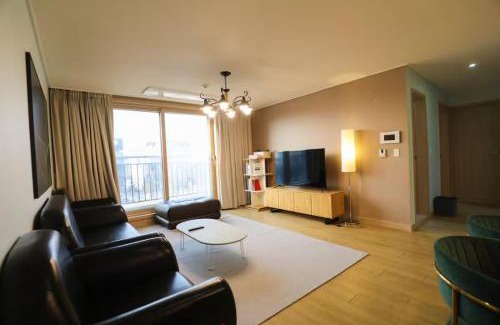 Unseo-dong House | A Bridge House 1-B