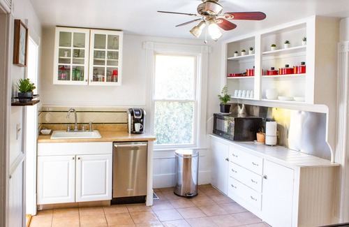 Wakefield-Peacedale House | A/C, Sleeps 12 Short Drive to Beach