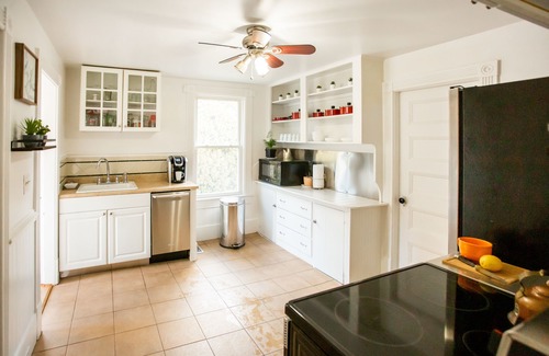 Wakefield-Peacedale House | A/C, Sleeps 12 Short Drive to Beach