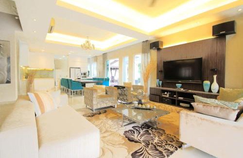 Cheras House | A Chic 4BR Oasis with Gazebo Your Dream Getaway