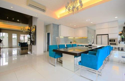 Cheras House | A Chic 4BR Oasis with Gazebo Your Dream Getaway