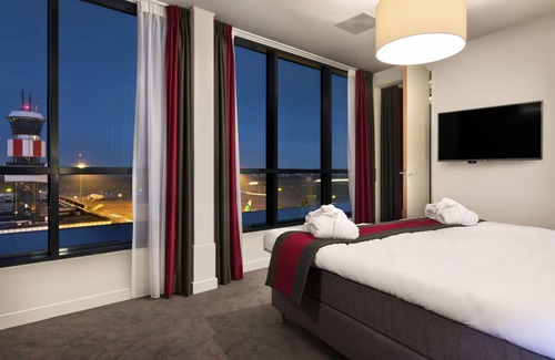 Zestienhoven Hotel | A Comfortable Stay a Short Walk from the Terminal! Onsite Dining! Rooftop Bar