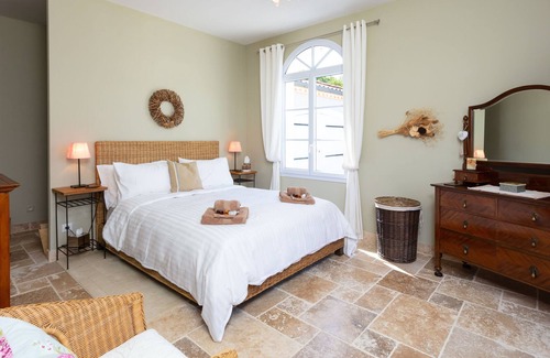 Sainte-Colombe-de-Villeneuve House | A beautiful gite in southern France with stylish decor and manicured grounds