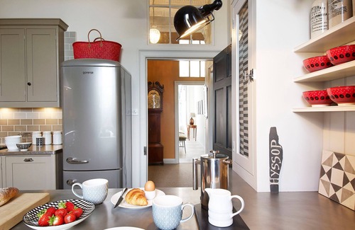 New Town Apartment | A fusion of Georgian and Modern. Impeccably furnished with excellent attention to detail!