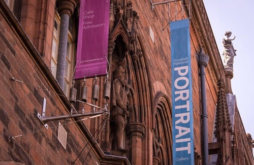 New Town Apartment | A fusion of Georgian and Modern. Impeccably furnished with excellent attention to detail!