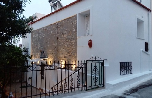 Ionia House | A home away from your home in the silence and beauty of island nature