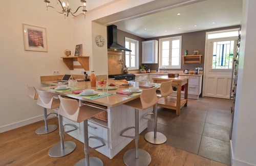 Petit-Palais-et-Cornemps House | A large Manor House with heated pool in the heart of Bordeaux wine country