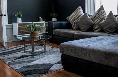 Newtonville Apartment | A Luxurious 5 star Location 2 QUEEN Bed’s TROY